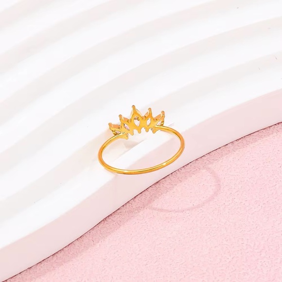 Size 7 | 18K Gold Plated Cubic Zirconia Crown Ring - Picture 6 of 9